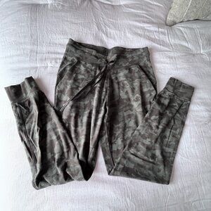 Lululemon size 8 ready to high rise green camo joggers